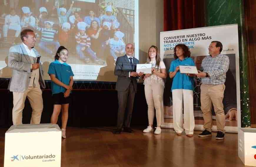 Caixabank ha entregado 15.000 euros al Centro Juvenil de Puertobosco para apoyar el ‘Proyecto CACE’