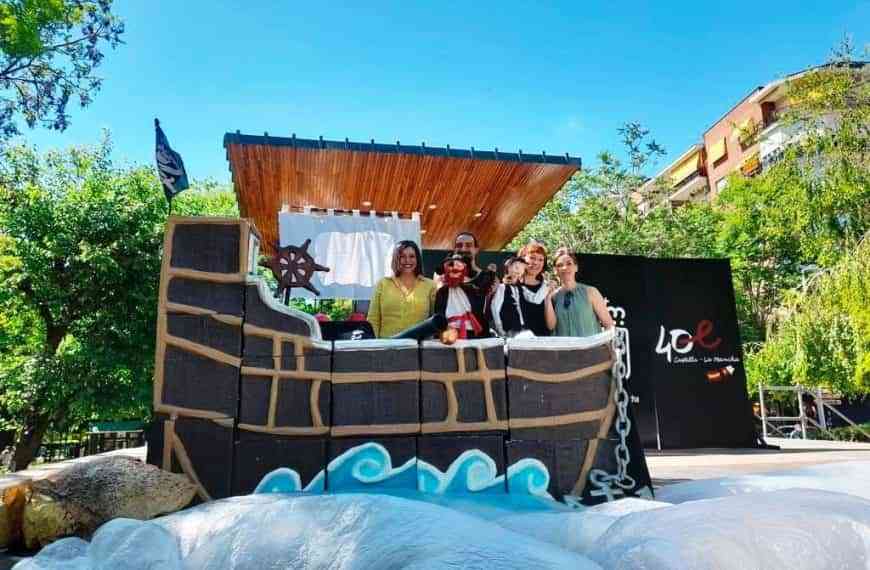 Compromiso regional con las artes escénicas y recuerda que “el teatro no podía faltar en el Día de la Región”