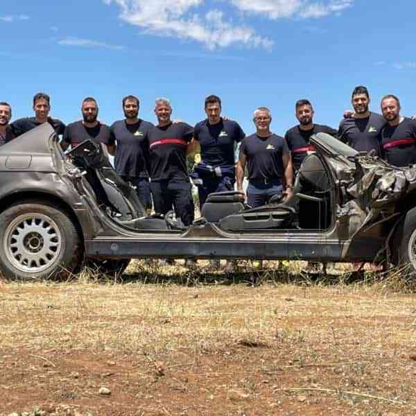 Bomberos del SCIS y militares de la Base de Almagro realizan una práctica conjunta de rescate en vehículos accidentados