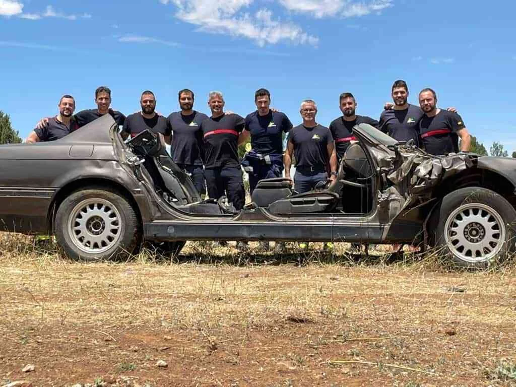 Bomberos del SCIS y militares de la Base de Almagro realizan una práctica conjunta de rescate en vehículos accidentados