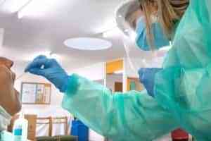 Castilla-La Mancha registró 1.917 casos por infección de COVID del 30 de mayo al 5 de junio en personas mayores de 60 años