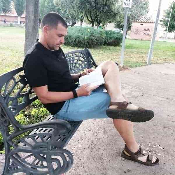 David García Rodríguez firma en la Feria del Libro de Puertollano ejemplares de ‘Los Colores del Tassili y otros relatos’ y ‘El Oráculo de Delfos’