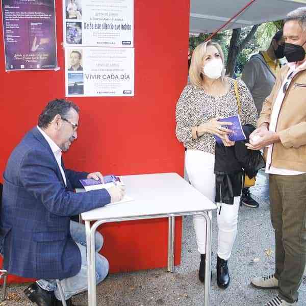 La Feria del Libro de Puertollano abre sus puertas al poeta solanero, Luis Díaz-Cacho, para que firme “Vivir cada día”