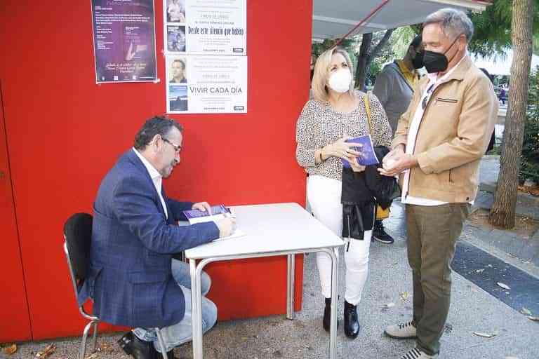 La Feria del Libro de Puertollano abre sus puertas al poeta solanero, Luis Díaz-Cacho, para que firme “Vivir cada día”