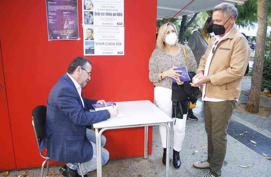 La Feria del Libro de Puertollano abre sus puertas al poeta solanero, Luis Díaz-Cacho, para que firme “Vivir cada día”