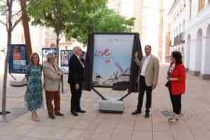 La exposición ‘40 años del Estatuto de Autonomía de Castilla-La Mancha’ en Manzanares muestra la evolución de CLM