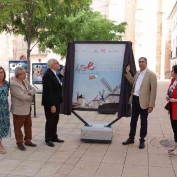 La exposición ‘40 años del Estatuto de Autonomía de Castilla-La Mancha’ en Manzanares muestra la evolución de CLM