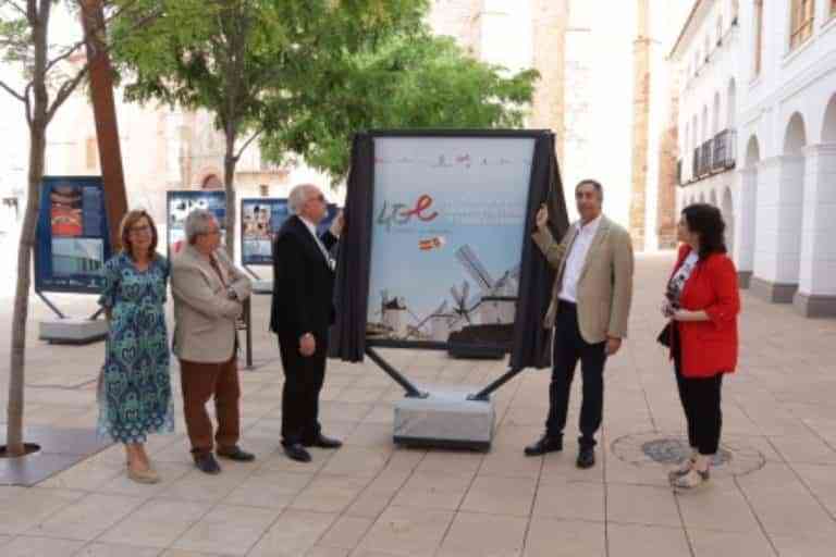 La exposición ‘40 años del Estatuto de Autonomía de Castilla-La Mancha’ en Manzanares muestra la evolución de CLM