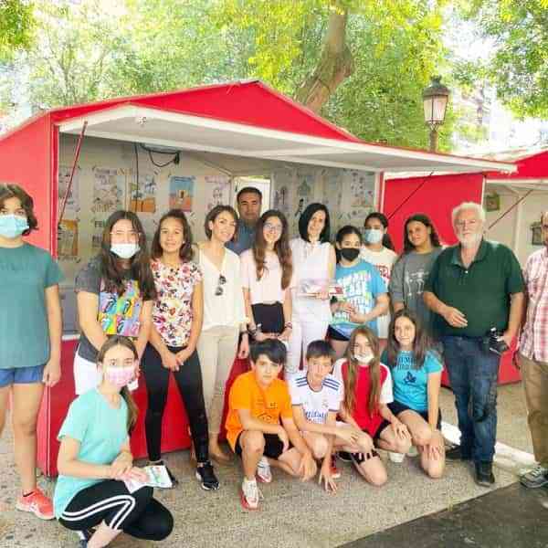 Marina Morano García ganadora del certamen para elegir el cartel anunciador de la Feria del Libro 2022 de Puertollano