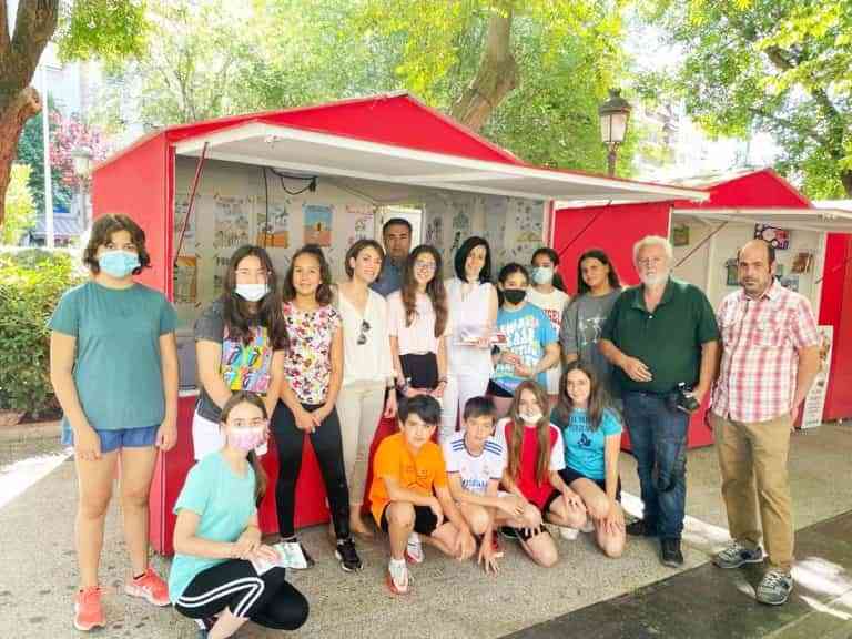 Marina Morano García ganadora del certamen para elegir el cartel anunciador de la Feria del Libro 2022 de Puertollano