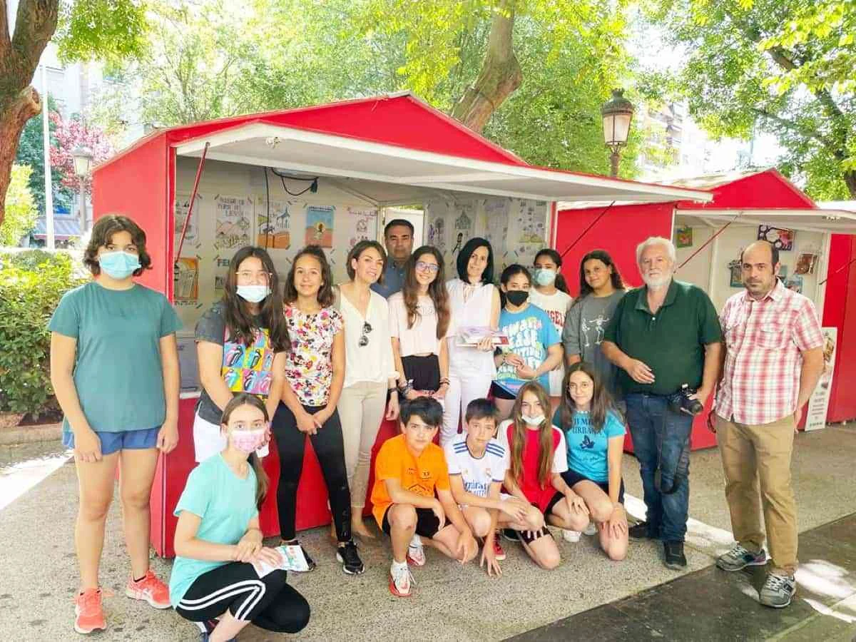 Marina Morano García ganadora del certamen para elegir el cartel anunciador de la Feria del Libro 2022 de Puertollano
