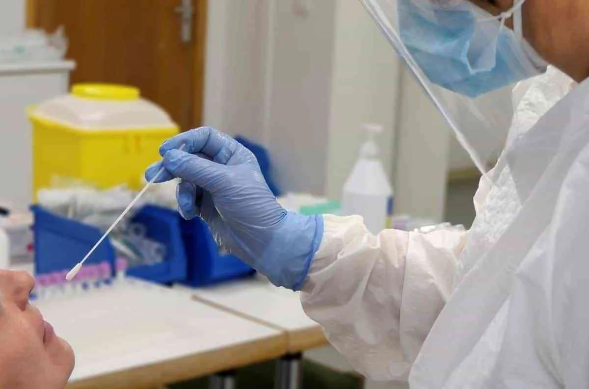 C-LM reduce los hospitalizados en un 15%, mantiene UCI con 20 pacientes y baja los nuevos casos en un 24,5%