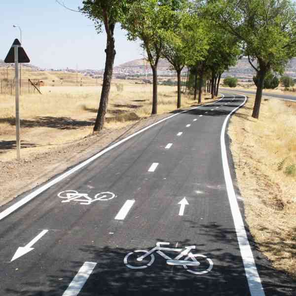 En el carril bici entre Puertollano y la Dehesa Boyal han finalizado los trabajos de asfaltado, señalización y alumbrado público