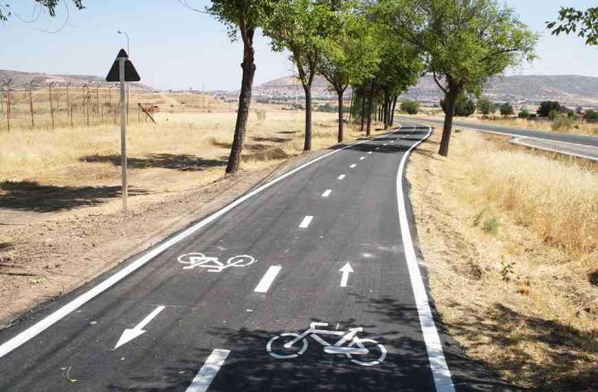 En el carril bici entre Puertollano y la Dehesa Boyal han finalizado los trabajos de asfaltado, señalización y alumbrado público
