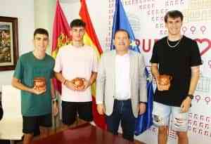 El alcalde de Puertollano entregó una olla del Santo Voto a los destacados atletas Alejandro Ríos, Diego Machuca y Nahum de Gregorio