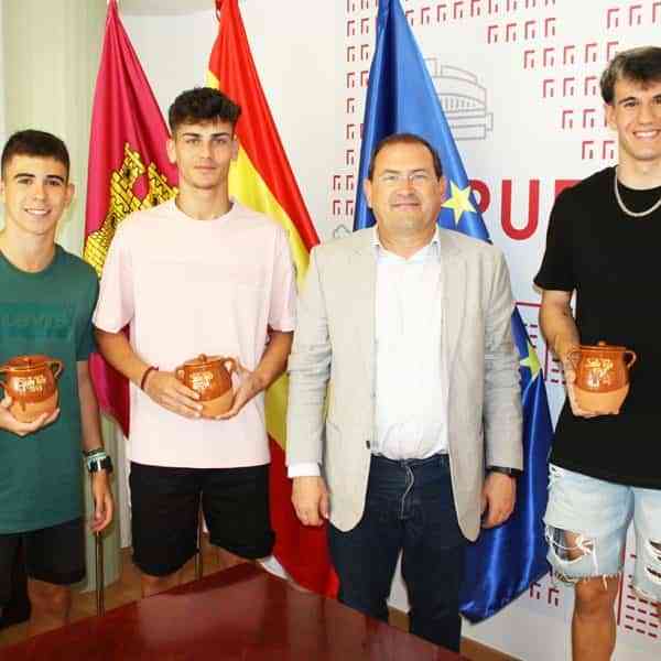 El alcalde de Puertollano entregó una olla del Santo Voto a los destacados atletas Alejandro Ríos, Diego Machuca y Nahum de Gregorio