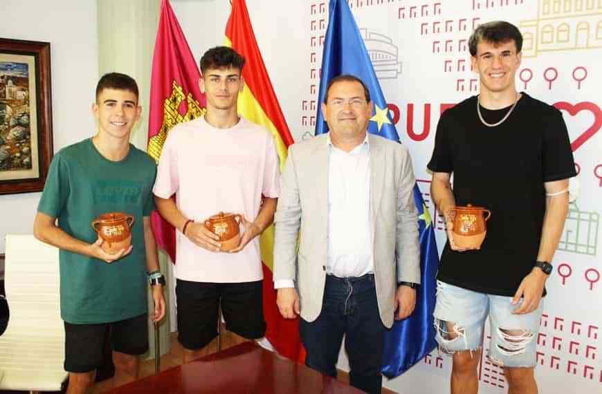 El alcalde de Puertollano entregó una olla del Santo Voto a los destacados atletas Alejandro Ríos, Diego Machuca y Nahum de Gregorio