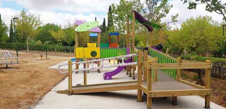 Avanzan las obras de mejora del Parque de La Rincona de Puertollanoque se espera finalicen en agosto