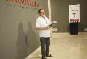 Vino, fotografía, música y ditirambos, maridaje perfecto en la visita del poeta Juan José Guardia Polaino a la exposición IN VINO VERITAS en el museo de Puertollano