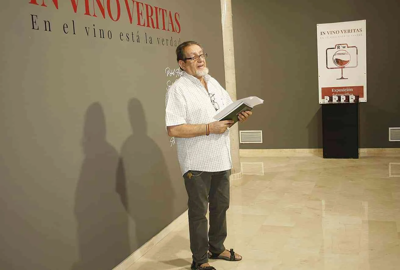 Vino, fotografía, música y ditirambos, maridaje perfecto en la visita del poeta Juan José Guardia Polaino a la exposición IN VINO VERITAS en el museo de Puertollano