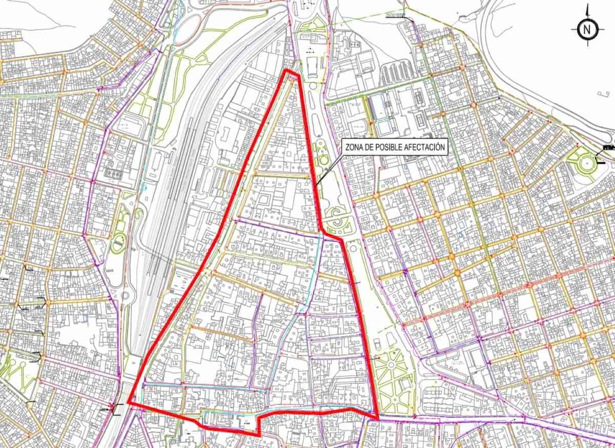 Continúan los trabajos de reparación de la avería fortuita ocurrida a última hora de ayer en plaza Villarreal con calle Calzada de Puertollano