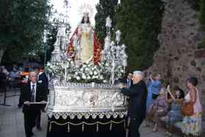 Puertollano se luce con la ofrenda a su patrona la Virgen de Gracia y el público ha abarrotado la glorieta de la parroquia