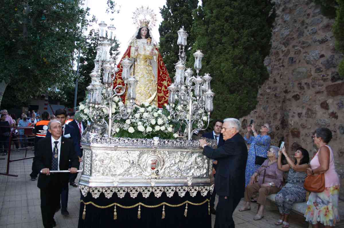 Puertollano se luce con la ofrenda a su patrona la Virgen de Gracia y el público ha abarrotado la glorieta de la parroquia