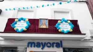 Una petalada de 3.000 rosas y claves al paso de la Virgen de Gracia por la calle Aduana de Puertollano la noche de mañana, 8 de septiembre