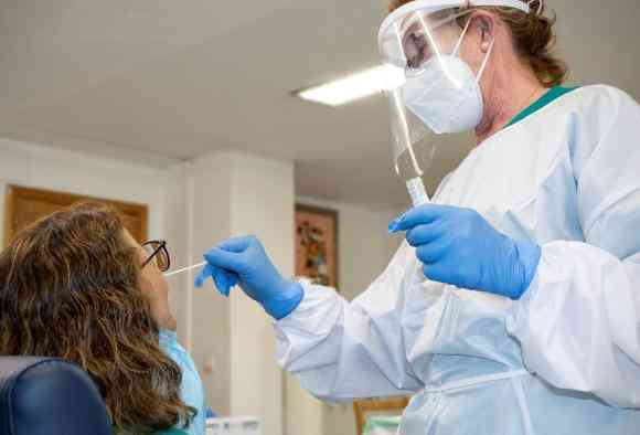 Castilla-La Mancha registró 776 casos por infección de COVID del 3 al 9 de octubre en personas mayores de 60 años