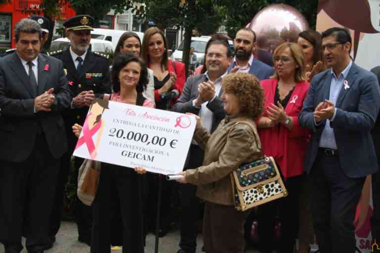 En España el número de muertes por cáncer de mama fue de 6606, cerca del 17% de todos los fallecimientos por cáncer en la mujer en nuestro país, y el 3,3 % del total de muertes en las mujeres