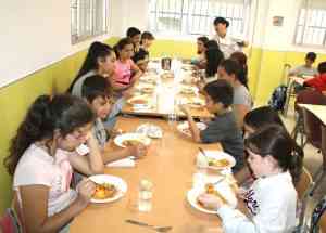 El nuevo comedor del colegio Menéndez Pelayo de Puertollano atiende a 49 escolares, de los que 40 son becados