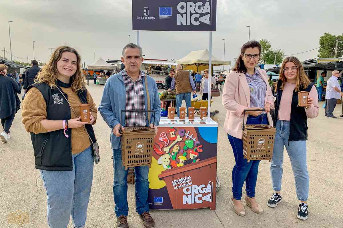 Campaña de información y sensibilización sobre el uso doméstico del contenedor marrón en estand del mercadillo de Tomelloso