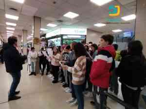 Los alumnos de 1º y 2º ESO del Colegio San José sacan la alegría de los villancicos a las calles de Puertollano