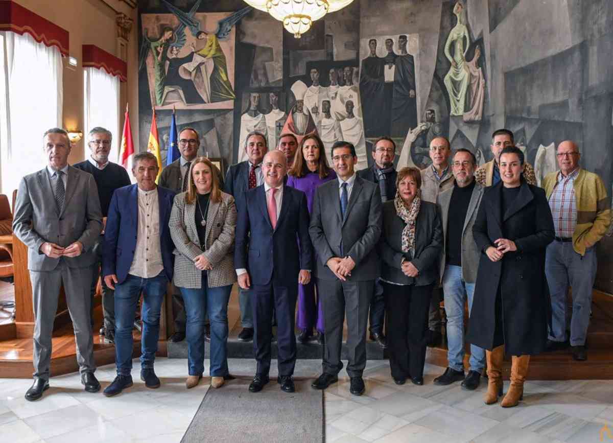 Caballero impulsa una cátedra con la UNED para dar respuesta a la despoblación en Ciudad Real