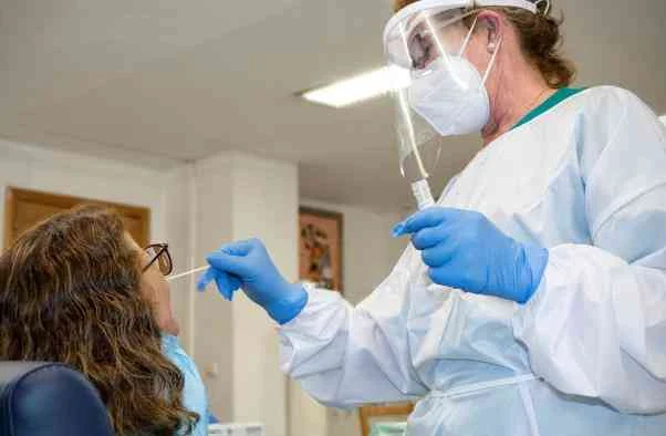 Castilla-La Mancha registró 404 casos por infección de COVID del 26 de diciembre al 1 de enero en personas mayores de 60 años