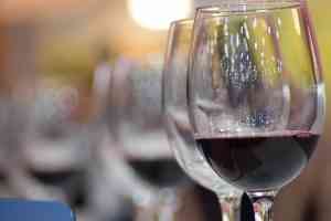 Universitarios podrán profundizar en la cultura del vino mediante catas y formación tras el acuerdo entre Junta y UCLM