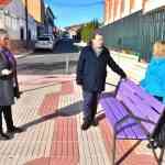 11 bancos violetas en distintas barriadas de Puertollano por la igualdad y la lucha contra la violencia de género