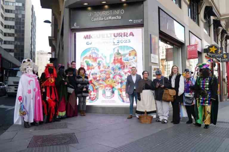 Presentado en Madrid el cartel anunciador del Carnaval 2023 de Miguelturra con el lema “Eme de Miguelturra” diseño de Rubén Lucas