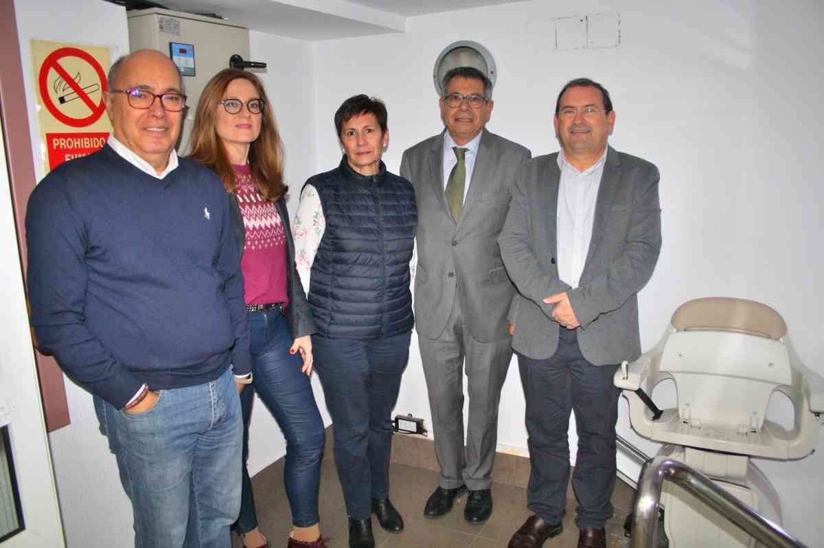 Nueva silla eléctrica en las instalaciones de la Asociación de Vecinos Centro Sur en el Paseo San Gregorio de Puertollano gracias a Iberdrola
