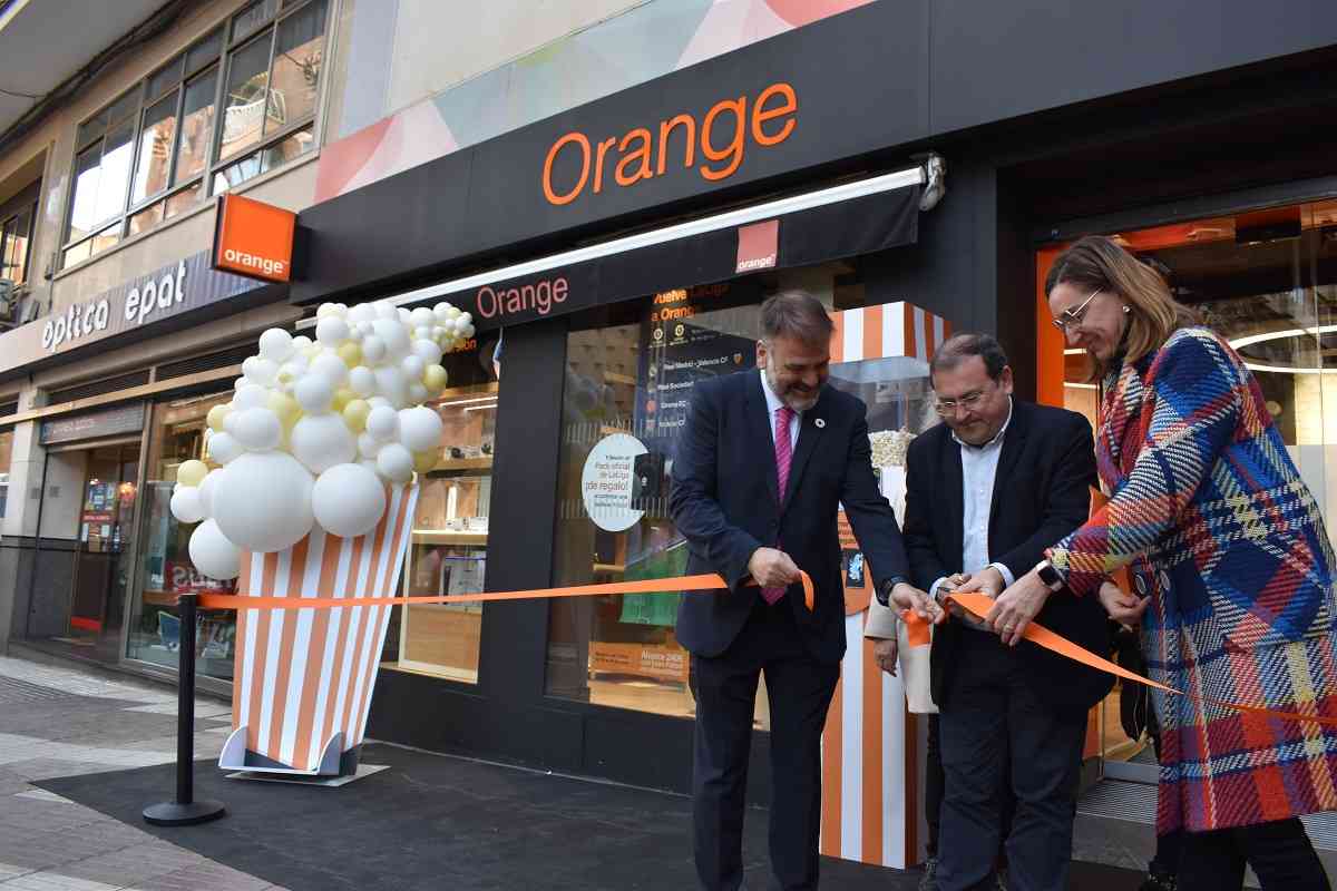 Inaugurada la renovada “smart store” de Orange en Puertollano que ofrecerá 3 talleres gratuitos presenciales para personas mayores
