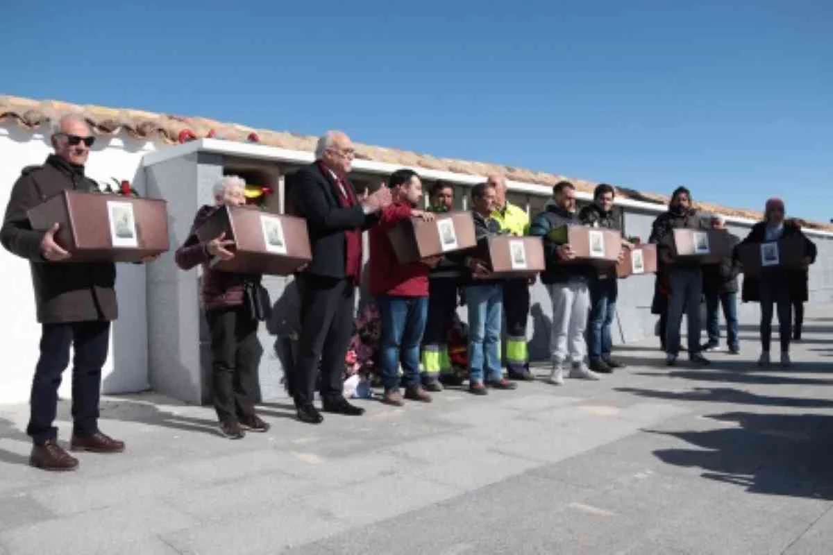 La ARMH entregó en Manzanares los restos de 6 víctimas de la dictadura franquista a sus familias