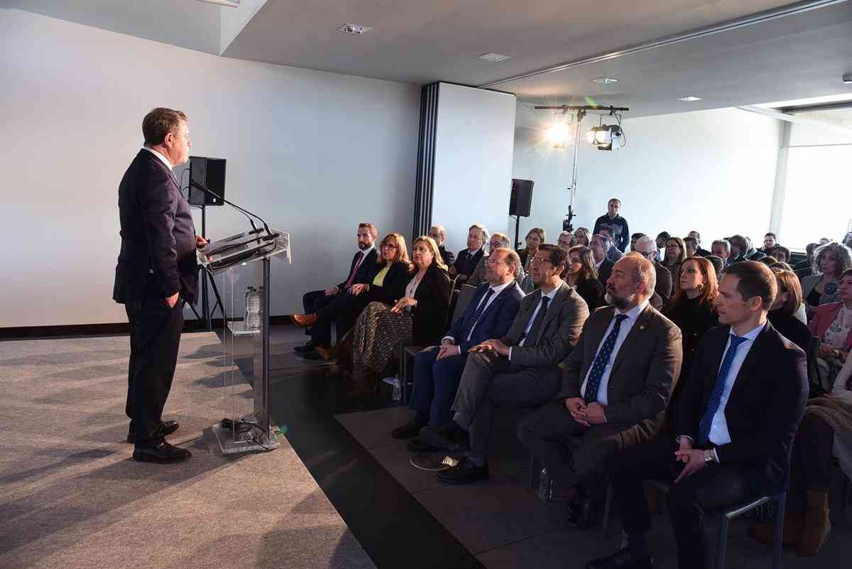 García-Page impulsa la creación de 500 nuevos puestos de trabajo con la llegada de dos grandes empresas a Puertollano