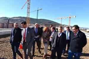 La llegada de un nueva empresa a Puertollano creará cientos de puestos de trabajo adelantó en su visita el presidente regional
