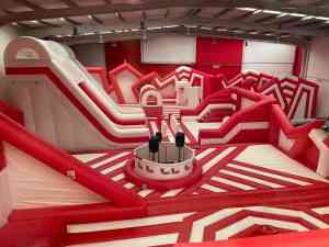 El alcalde de Puertollano ha visitado Ninja Park espacio de ocio infantil y juvenil con el hinchable más grande de CLM