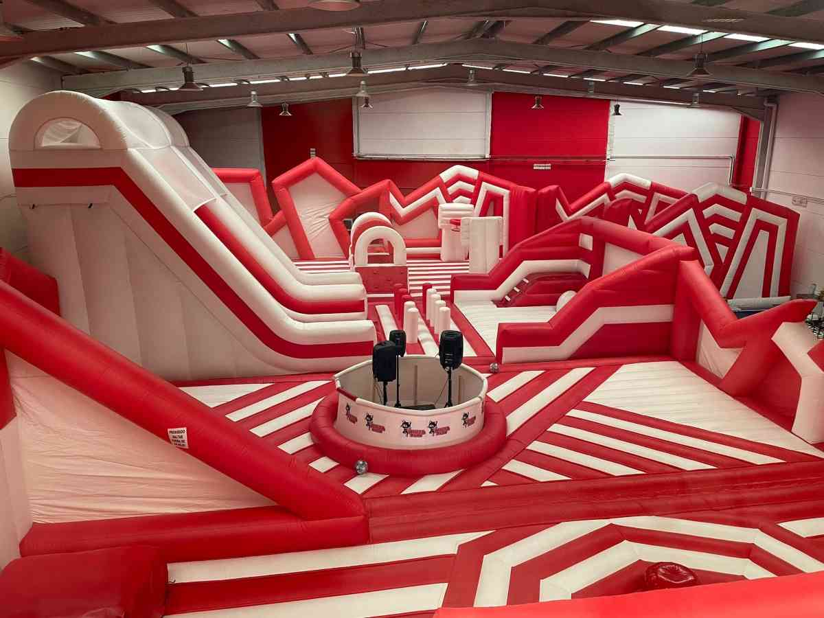 El alcalde de Puertollano ha visitado Ninja Park espacio de ocio infantil y juvenil con el hinchable más grande de CLM