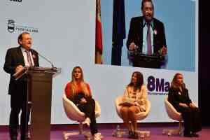 Marta Francés Gómez y Cristina Ruiz Paredes de Puertollano recibieron hoy el  Premio por la Igualdad de la Diputación de Ciudad Real