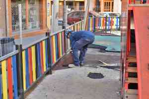 En marcha la reforma integral del parque infantil de la plaza de la Constitución de Puertollano