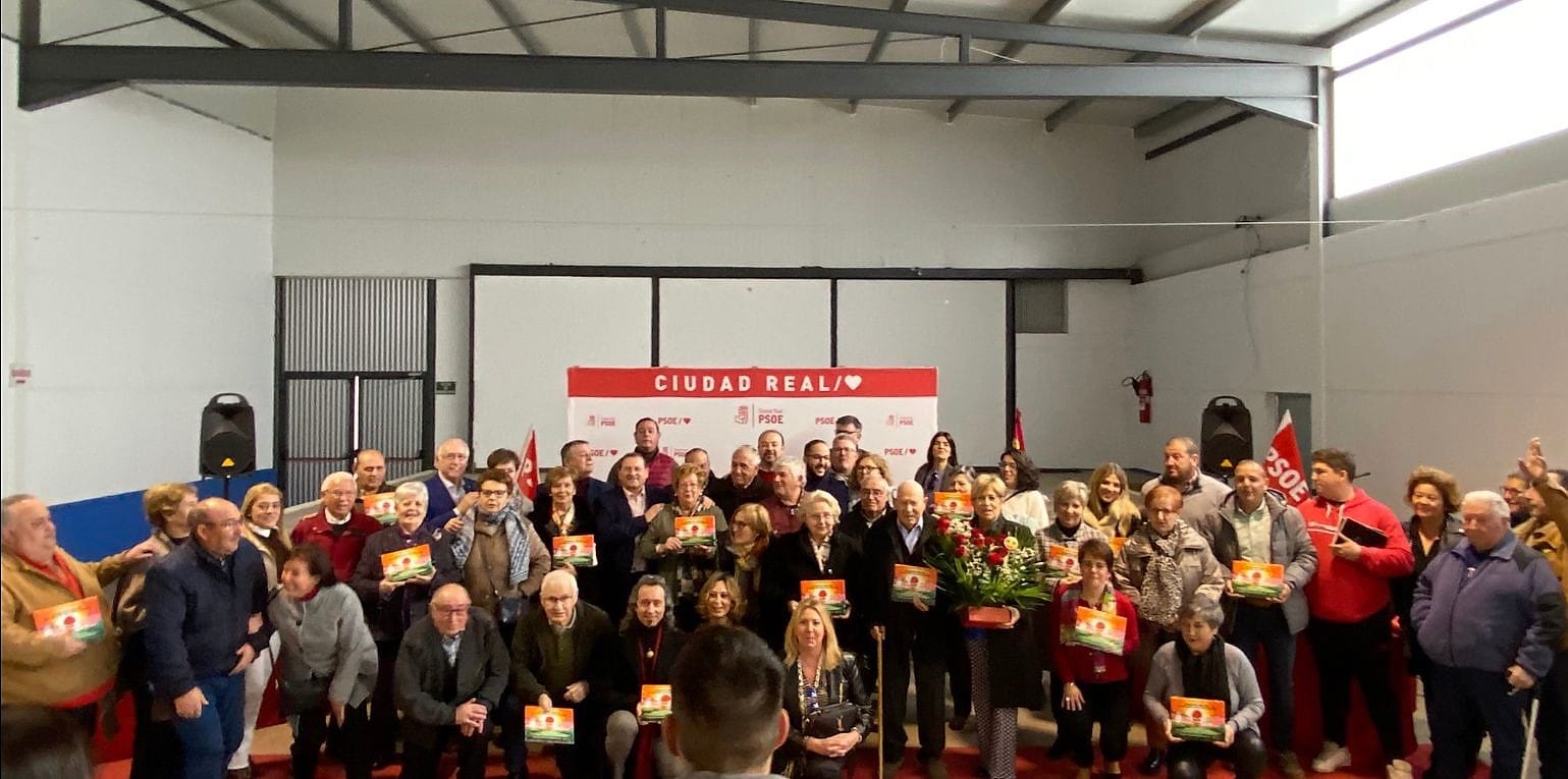 El PSOE homenajea a los concejales que le han representado estas cuatro décadas en Villamayor de Calatrava y presenta a su candidata a la alcaldía