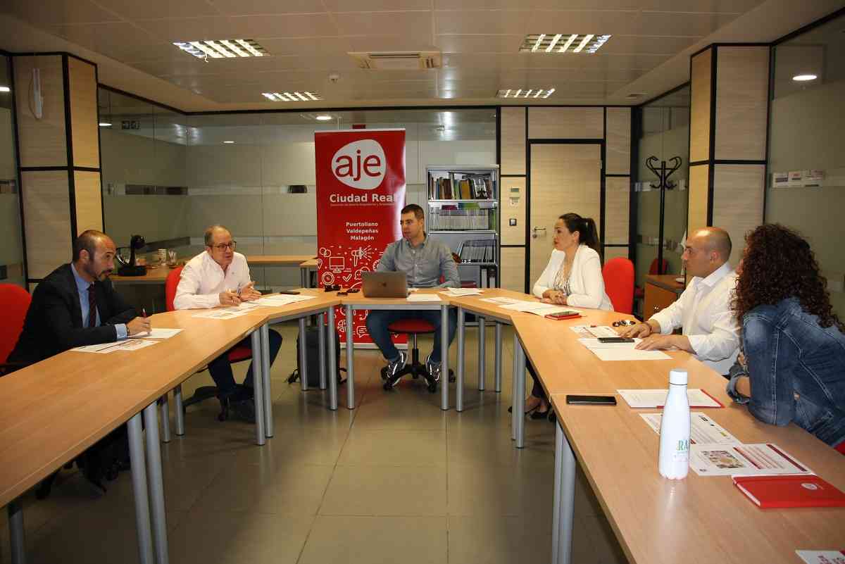 El jurado valora los proyectos presentados por los IES de la provincia al I Concurso de Emprendimiento Aula Pro Emprende de AJE