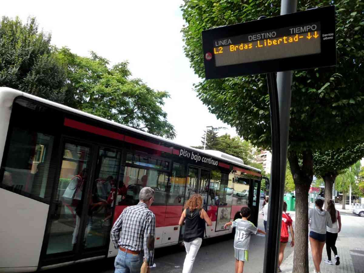 Servicio especial del autobús urbano y taxis al Recinto Ferial durante la Feria de Mayo 2023 de Puertollano